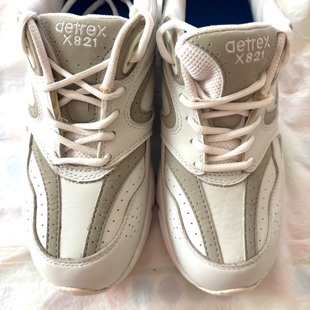Aetrex X821 Leather White and Gray Sneakers Walking Shoes SZ 8 W Worn 2X - Picture 4 of 15